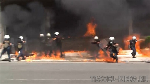 Демонстранты в Афинах сожгли американский флаг возле посольства США